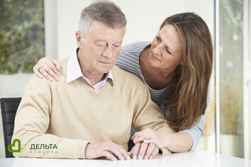 Женщина приобняла мужчину